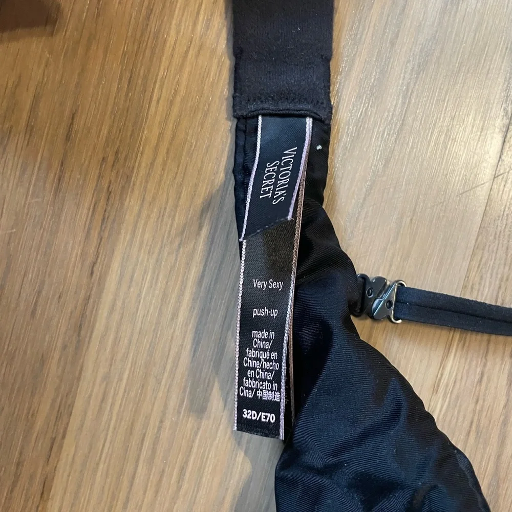 Victoria’s Secret Very Sexy Push-Up Bra in Black 32D - Picture 4 of 5